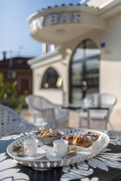 Breakfast on the terrace of Hotel La Settima Luna